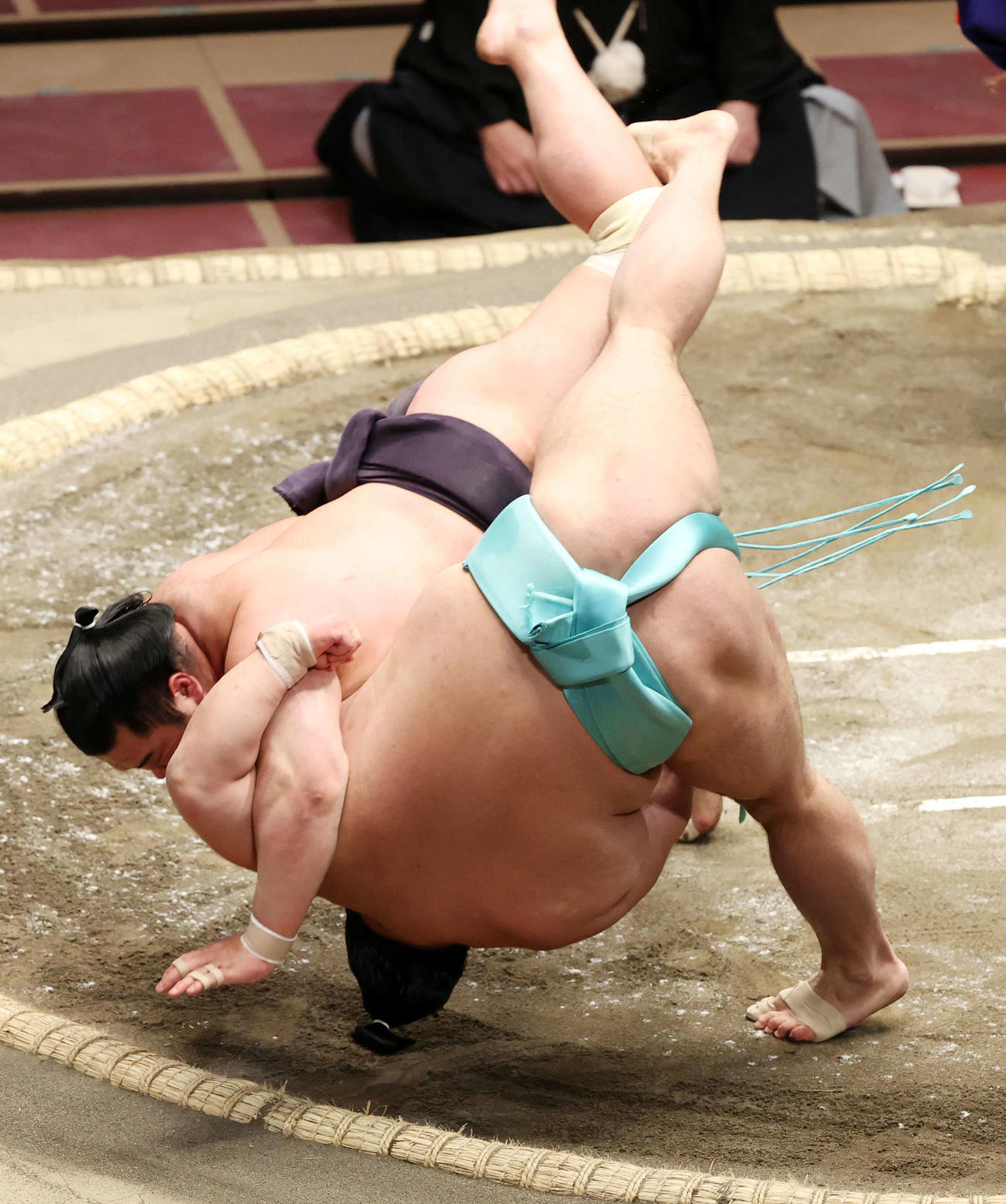 天空海（右）をすくい投げで破る妙義龍（撮影・鈴木正人）