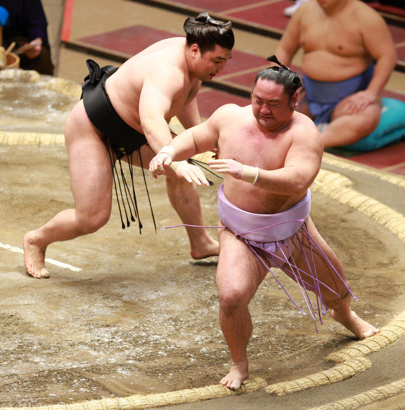 琴恵光（右）を送り出しで破る霧馬山（撮影・中島郁夫）