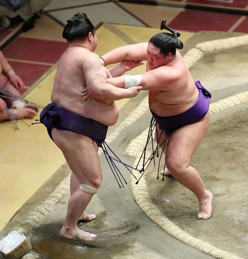 明瀬山（左）を寄り切りで破る明生（撮影・河田真司）