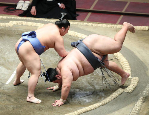 徳勝龍（右）を引き落としで破る翔猿（撮影・河田真司）