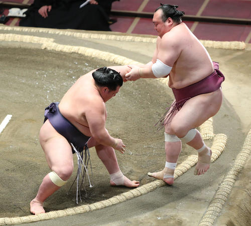 宝富士（右）を押し出しで破る阿武咲（撮影・河田真司）