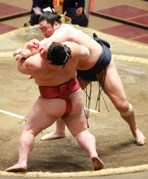 輝（上）の突き押しをかわす大栄翔（撮影・中島郁夫）