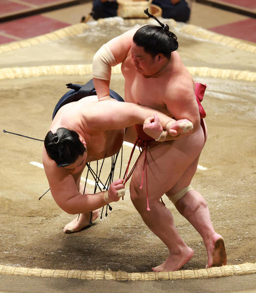 輝（左）の突き押しをかわしとったりで破る大栄翔（撮影・中島郁夫）