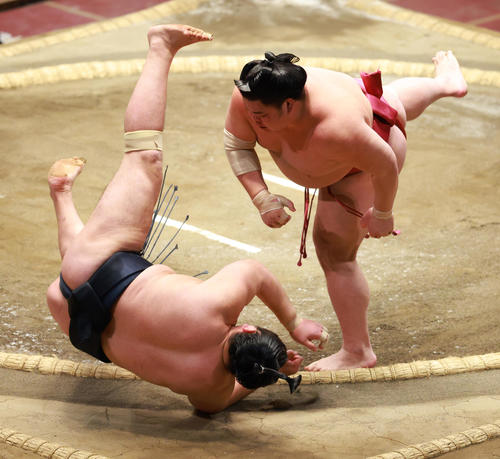 輝（左）の突き押しをかわしとったりで破る大栄翔（撮影・中島郁夫）