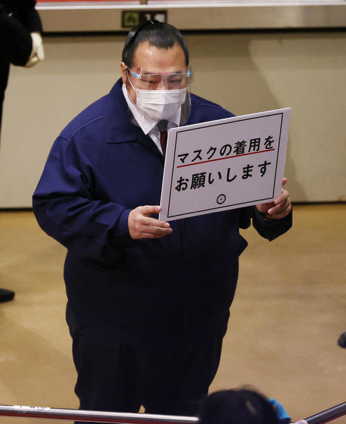 フェイスガードとマスクを注意喚起する井筒親方（元豊ノ島）（撮影・鈴木正人）