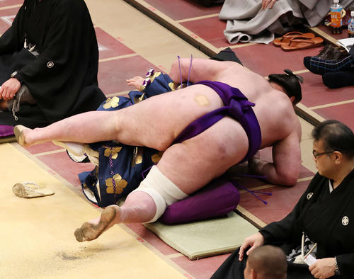 式守伊之助（下）に勢い余って上に落ちる栃ノ心（撮影・鈴木正人）