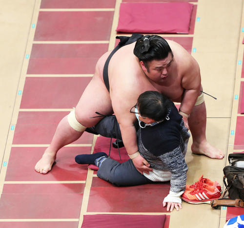 玉鷲に送り出しで敗れ、観客に飛び込む貴景勝（撮影・河田真司）