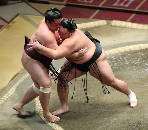遠藤（左）を押し出しで破る朝乃山（撮影・河田真司）