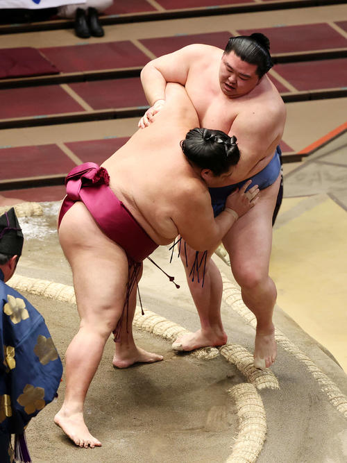 御嶽海（左）に寄り切りで敗れる正代（撮影・鈴木正人）