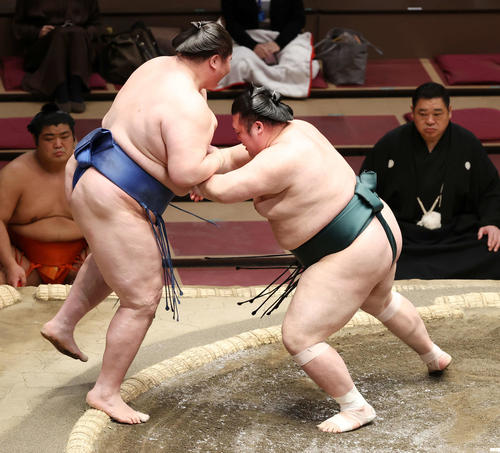 逸ノ城（左）を押し出しで破る豊山（撮影・鈴木正人）