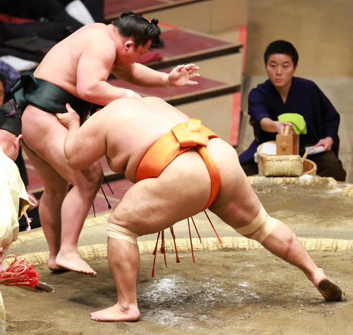 翠富士（左）を寄り切りで破る志摩ノ海（撮影・中島郁夫）