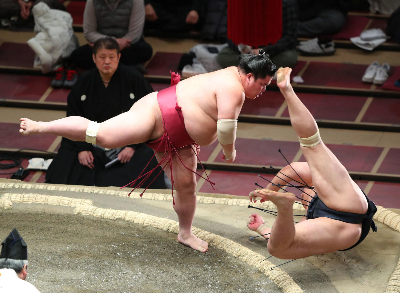 輝（右）をとったりで破る大栄翔（撮影・河田真司）