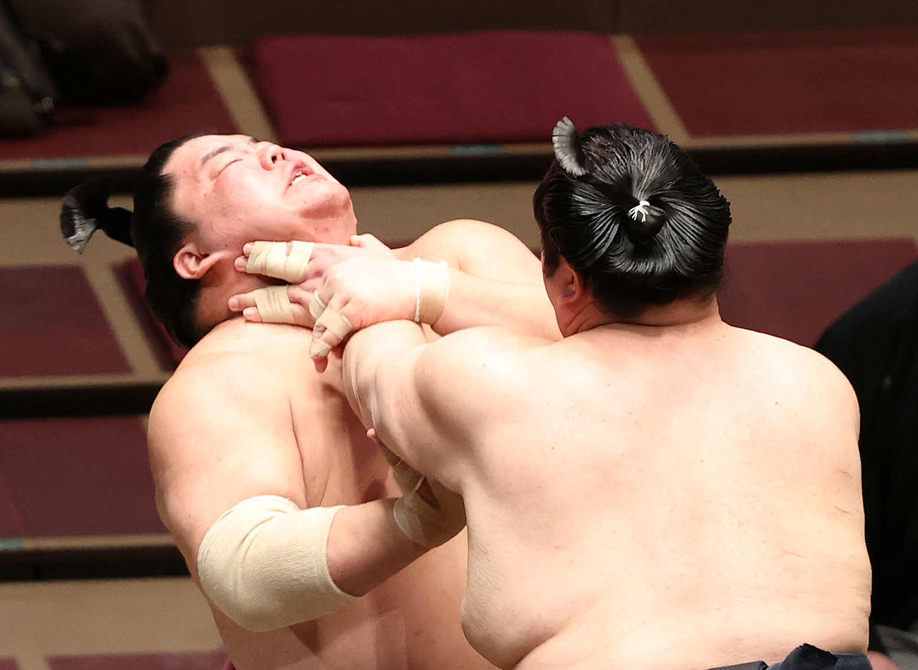輝（右）の攻めを耐える大栄翔（撮影・鈴木正人）