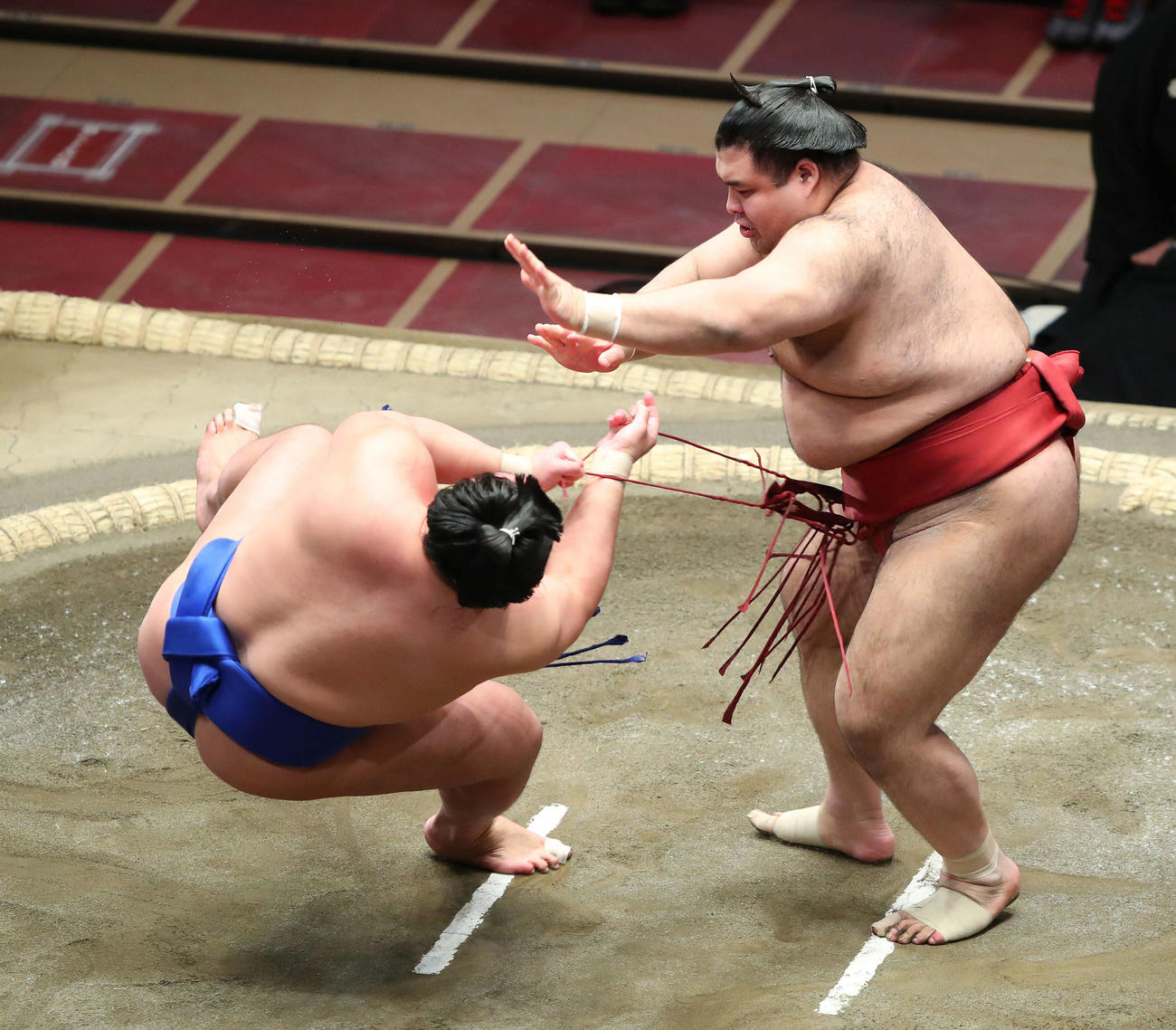 琴勝峰（左）を上手出し投げで破る高安（撮影・河田真司）