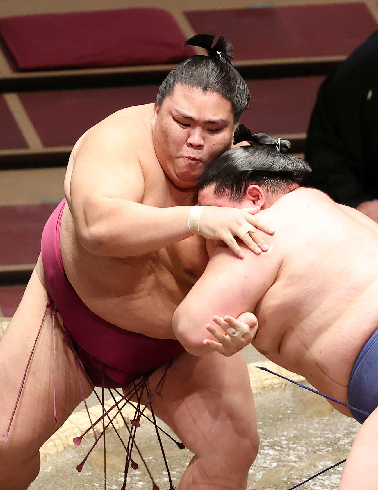 正代（右）を攻める御嶽海（撮影・鈴木正人）