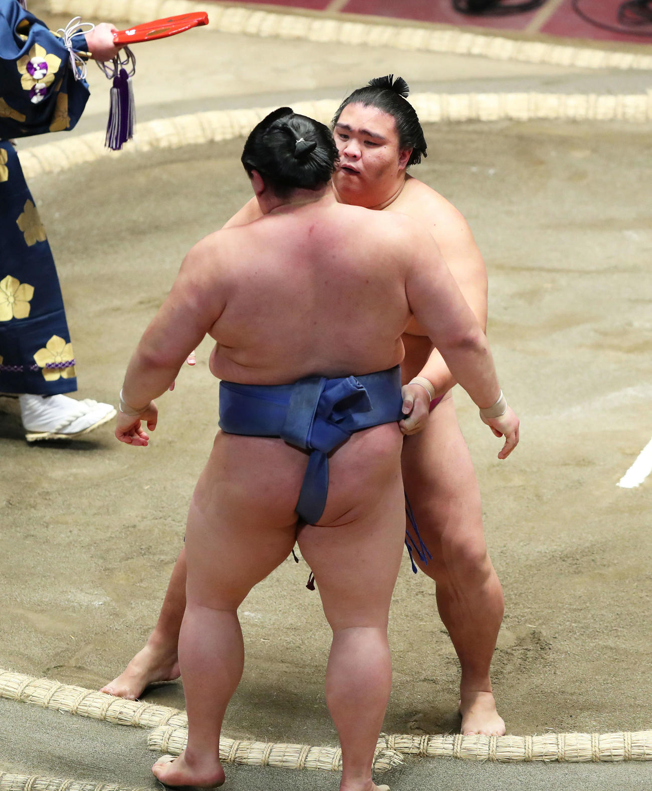 正代（手前）を寄り切りで破る御嶽海（撮影・河田真司）