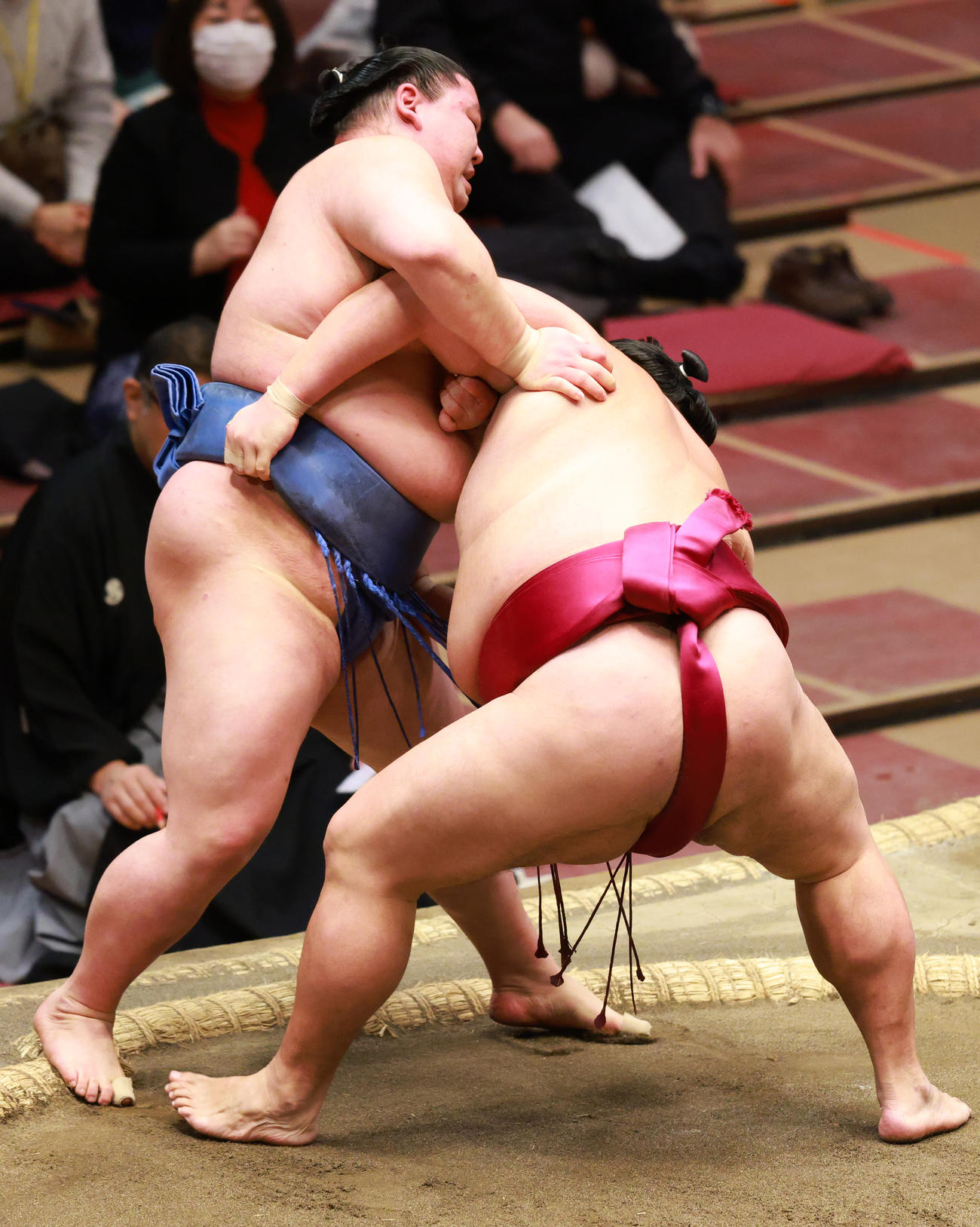 御嶽海（右）に寄り切りで敗れた正代（撮影・中島郁夫）