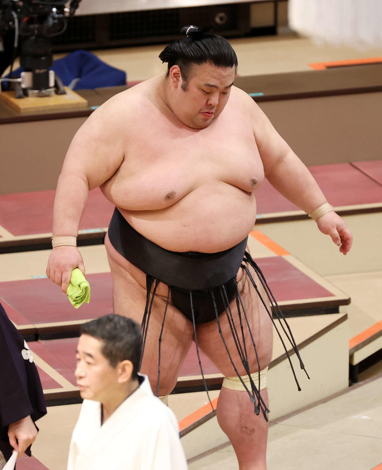 玉鷲に送り出しで敗れ土俵を引き揚げる貴景勝（撮影・鈴木正人）