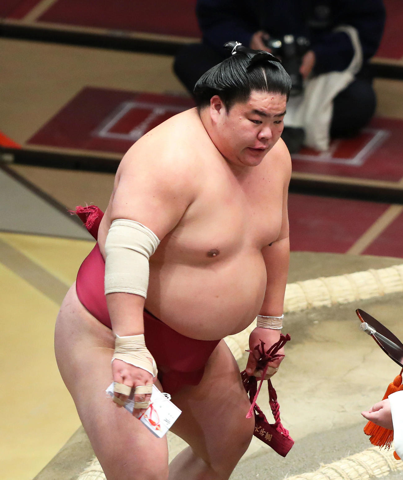 輝をとったりで破り、土俵から引き揚げる大栄翔（撮影・河田真司）
