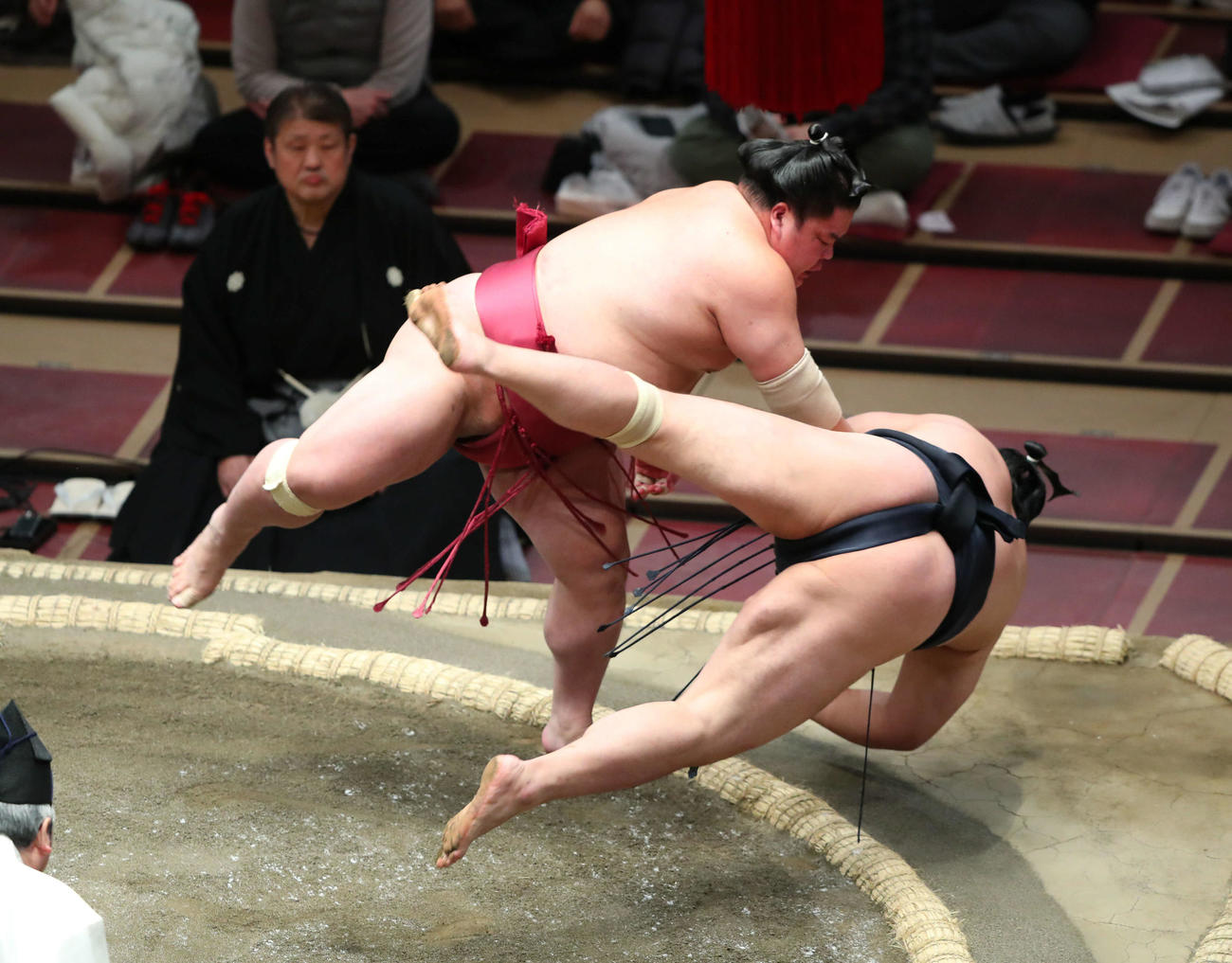 輝（右）をとったりで破る大栄翔（撮影・河田真司）