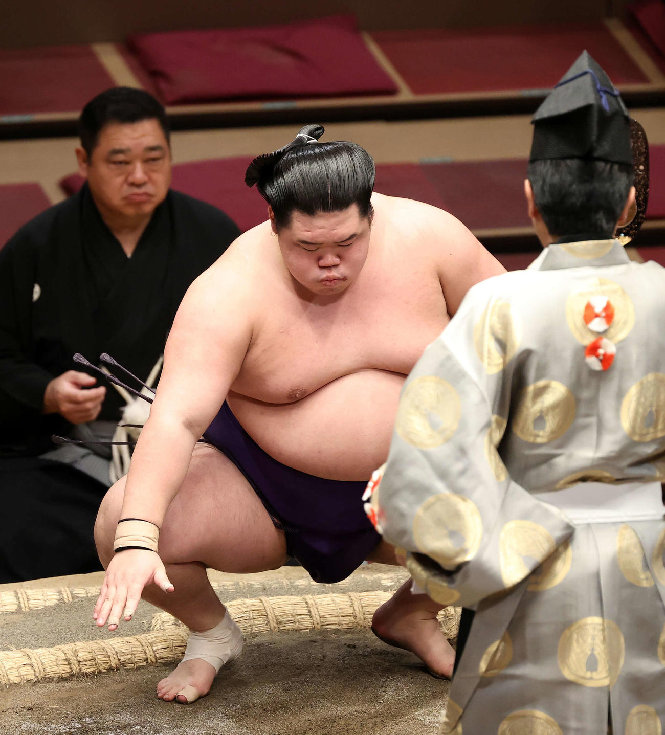 明瀬山を寄り切りで破り勝ち名乗りを受ける明生（撮影・鈴木正人）