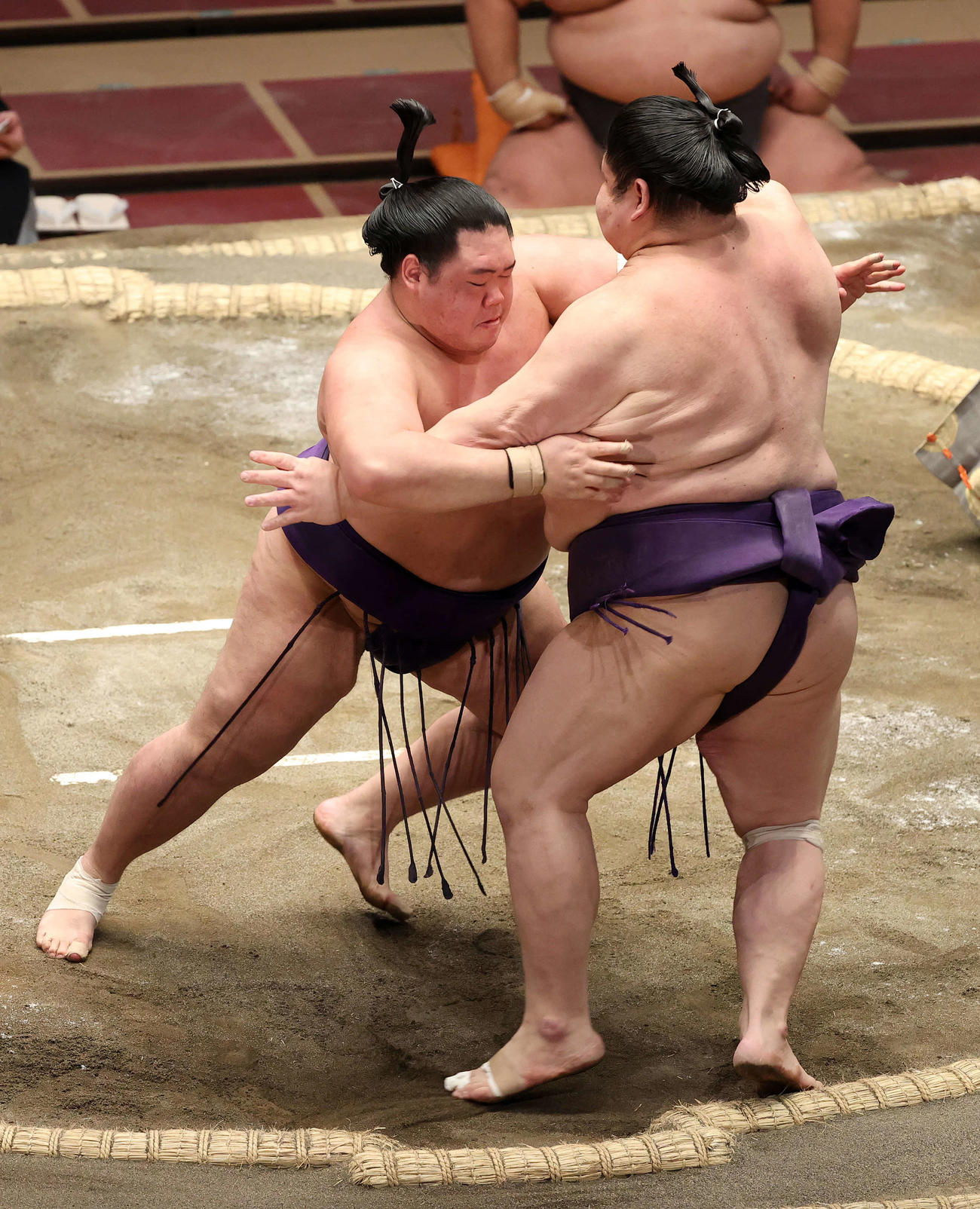 明瀬山（右）を寄り切りで破る明生（撮影・鈴木正人）