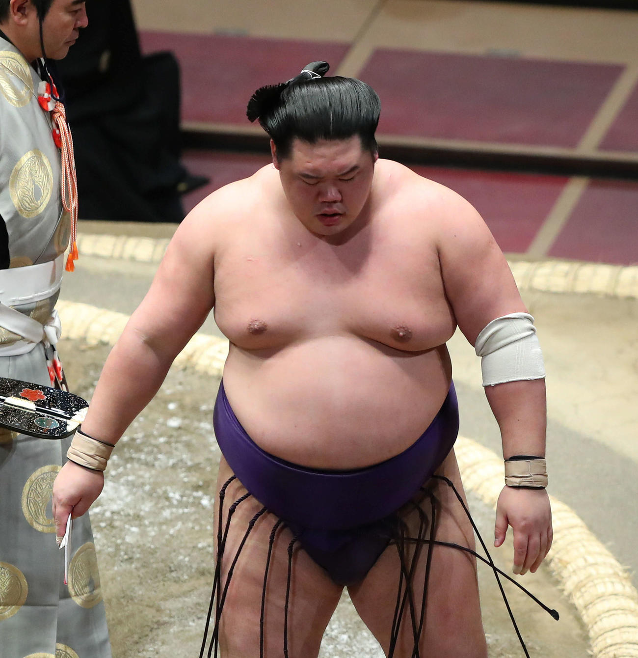 明瀬山を寄り切りで破り、土俵から引き揚げる明生（撮影・河田真司）