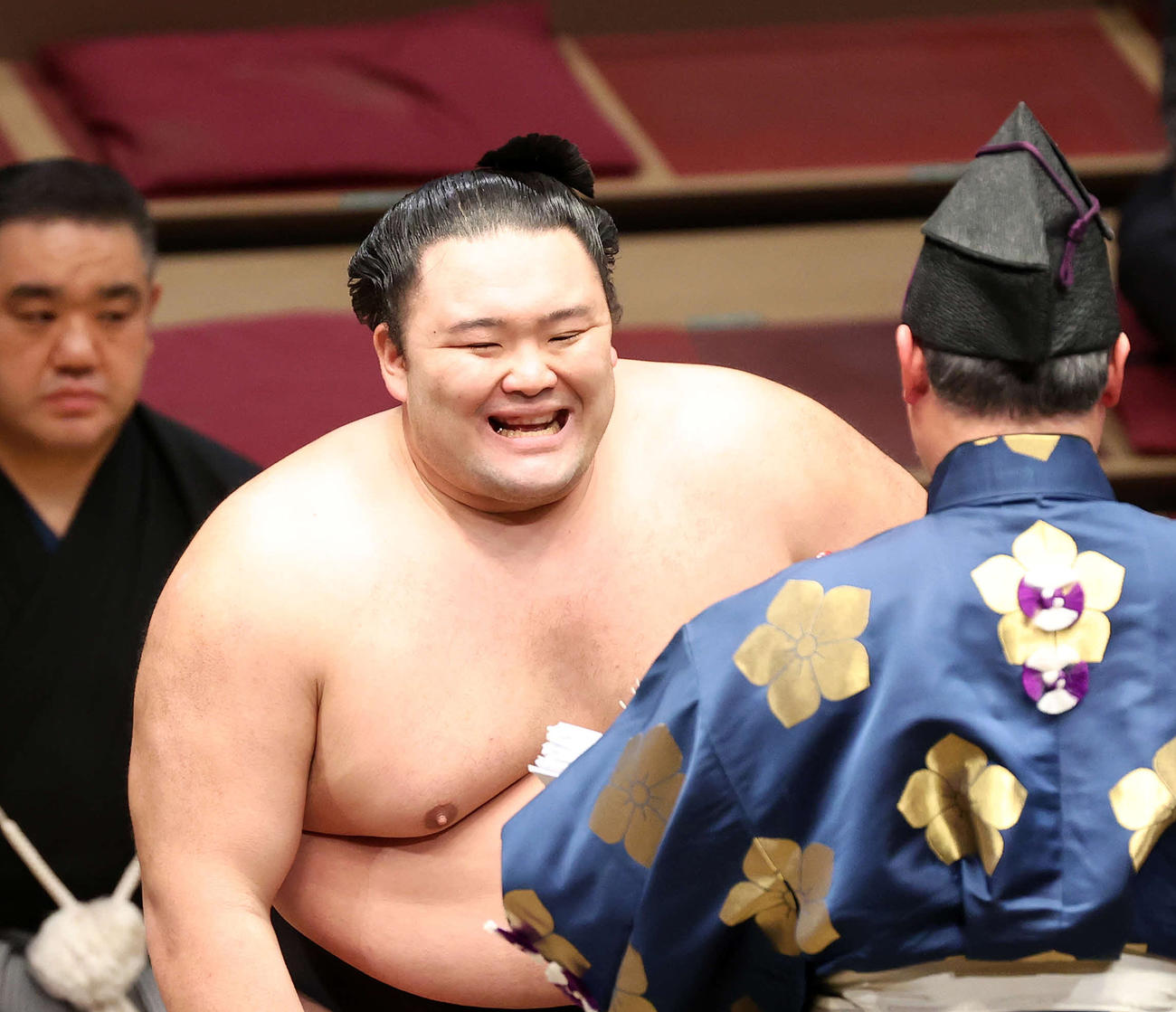 遠藤を押し出しで破り勝ち名乗りを受ける朝乃山（撮影・鈴木正人）