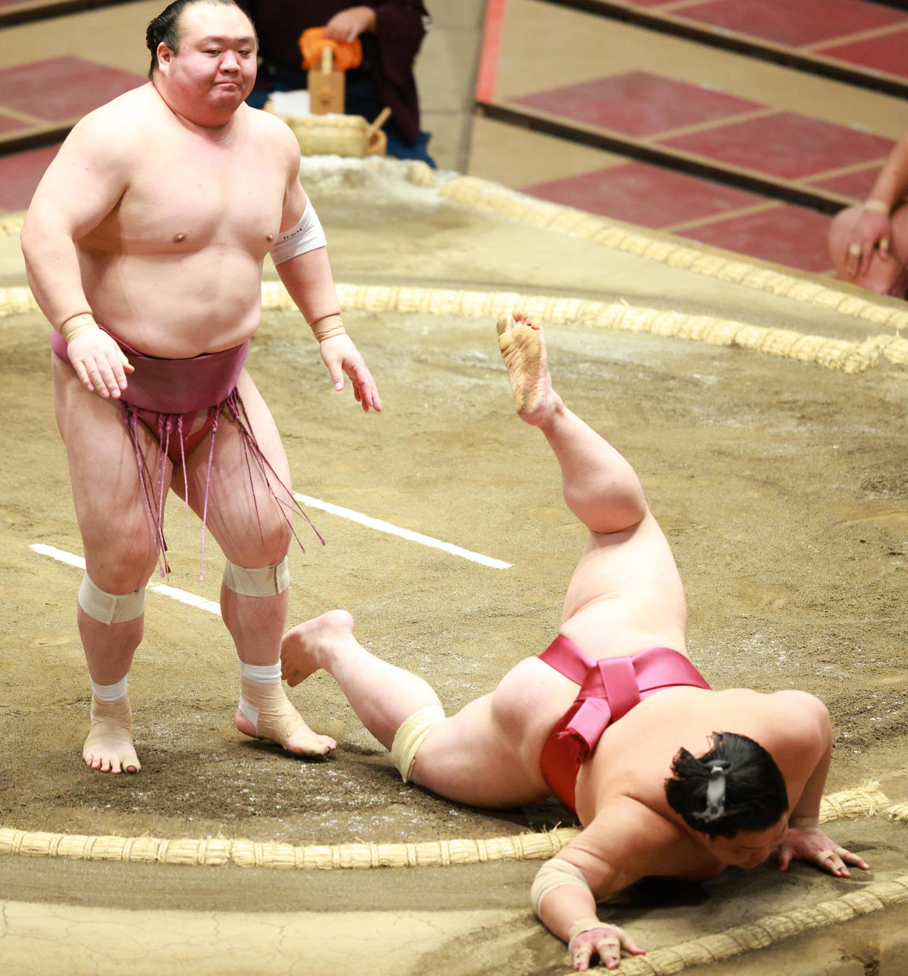 大栄翔（右）をはたき込みで破る宝富士（撮影・中島郁夫）