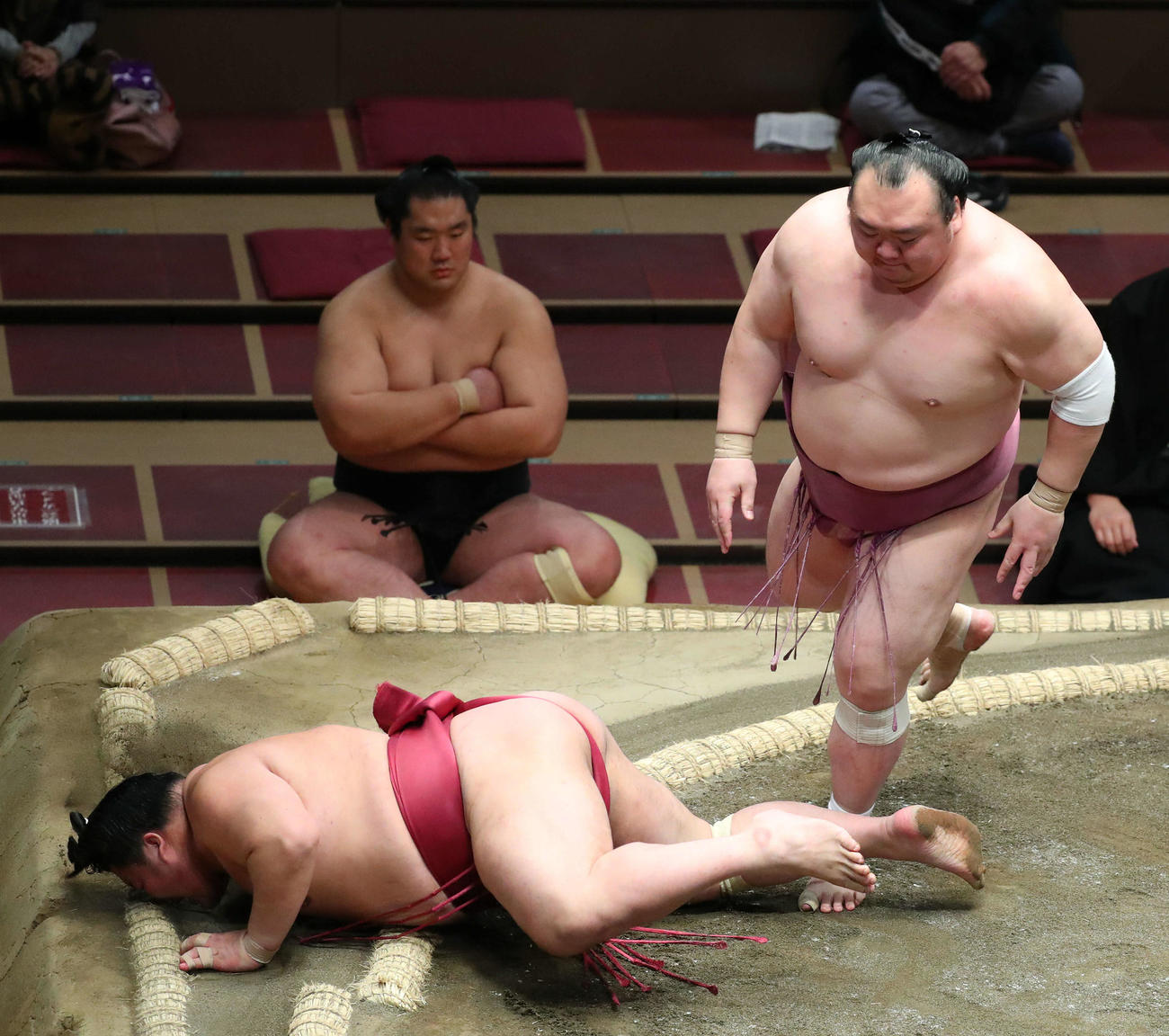 宝富士（右）にはたき込みで敗れる大栄翔（撮影・河田真司）