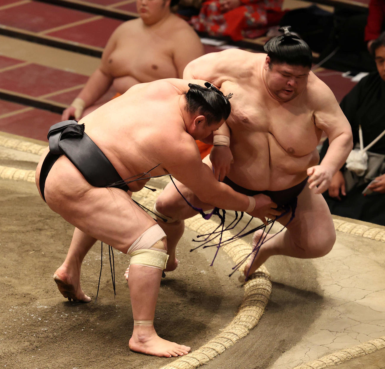 明瀬山（右）を寄り倒す東龍（撮影・河野匠）