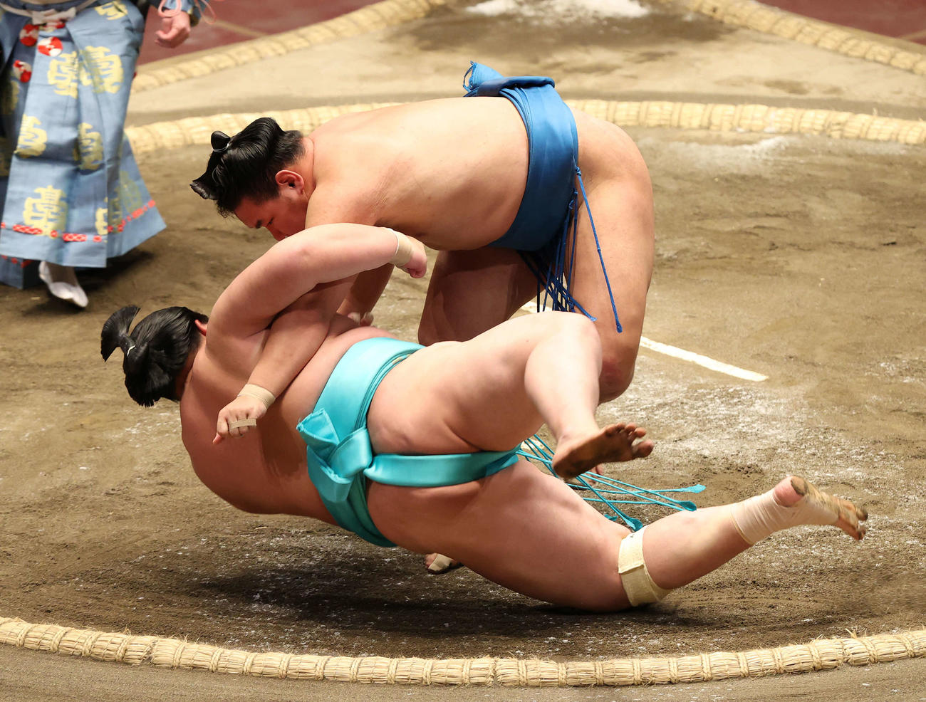 琴ノ若（手前）を外掛けで下す豊昇龍（撮影・河野匠）