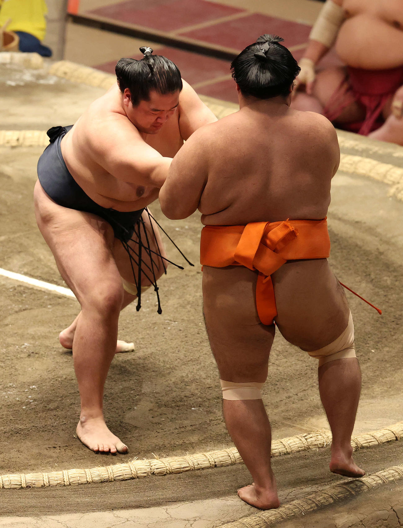 志摩ノ海（手前）を押し出す輝（撮影・河野匠）
