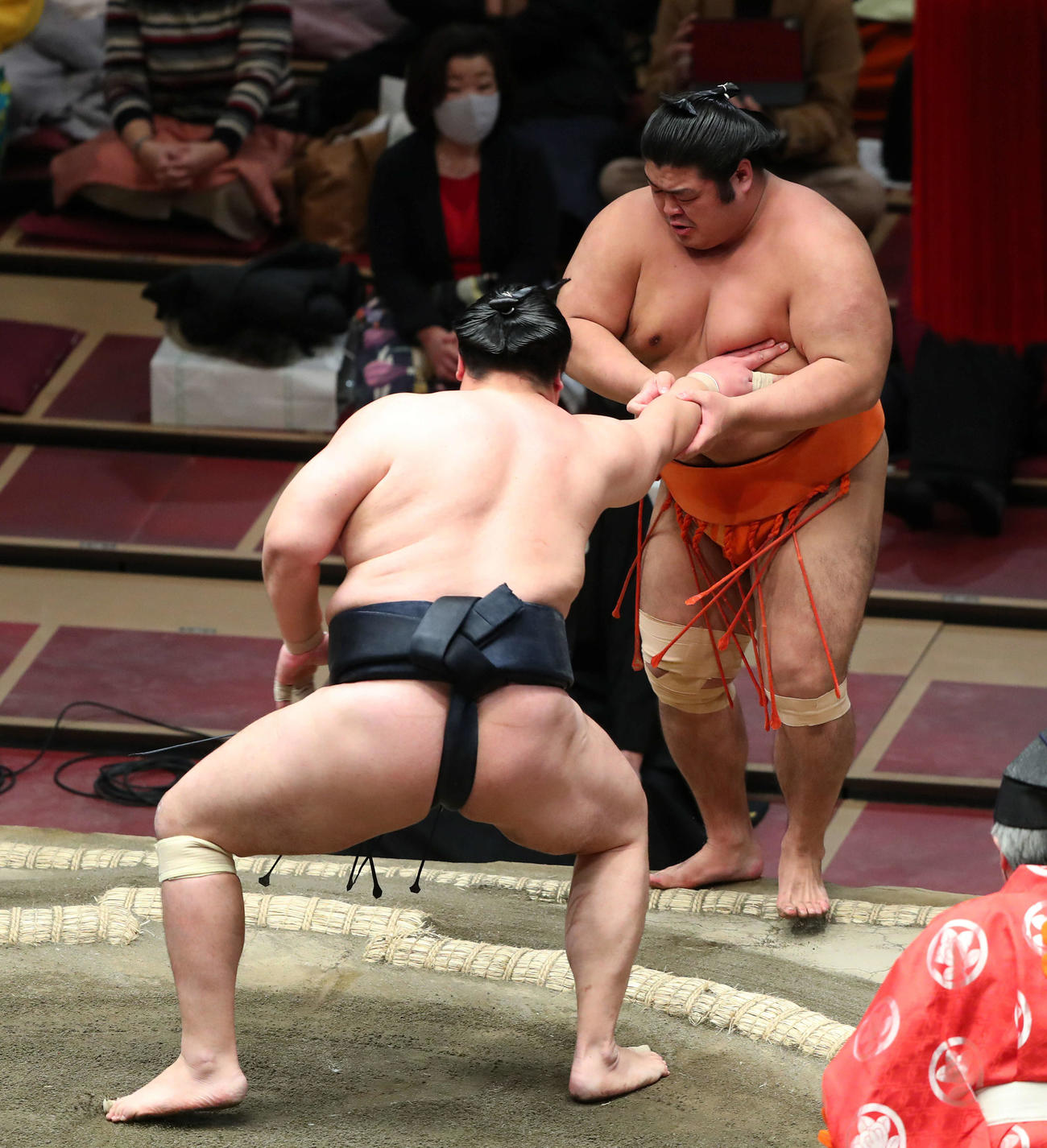 輝（左）に押し出しで敗れる志摩ノ海（撮影・河田真司）