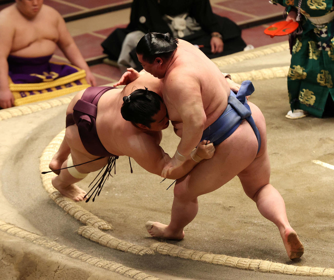 遠藤（左）を突き落とす正代（撮影・河野匠）