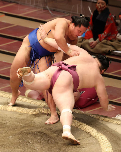 宝富士（手前）に寄り切られる琴勝峰（撮影・河野匠）