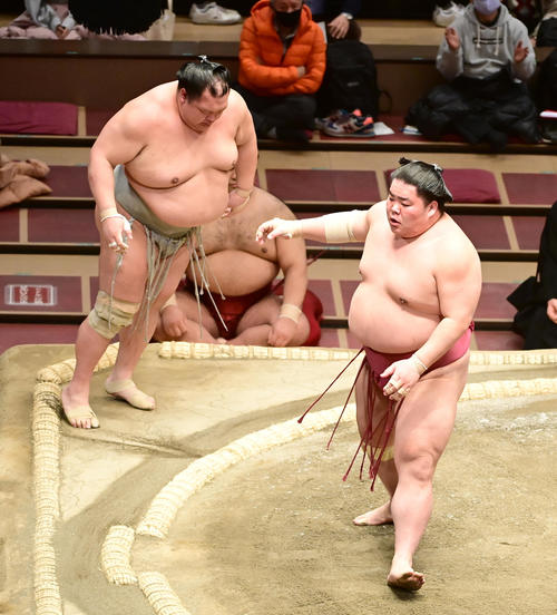大栄翔（右）は突き出しで北勝富士を破る（撮影・小沢裕）