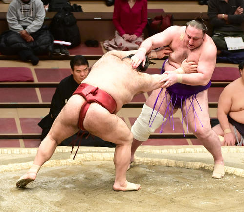 高安（左）は栃ノ心を押し出しで破る（撮影・小沢裕）