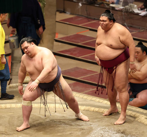 阿武咲（左）を下した御嶽海（撮影・河野匠）