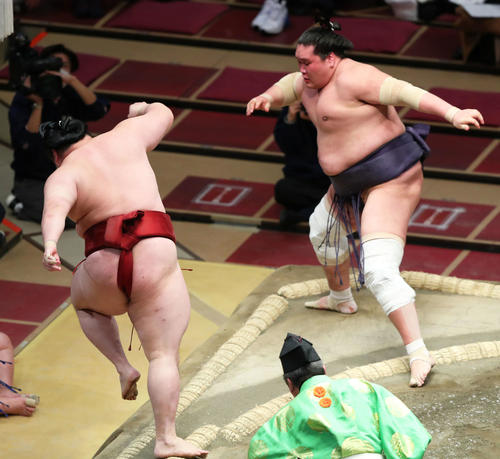 隆の勝（左）に突き落としで敗れる照ノ富士（撮影・河田真司）