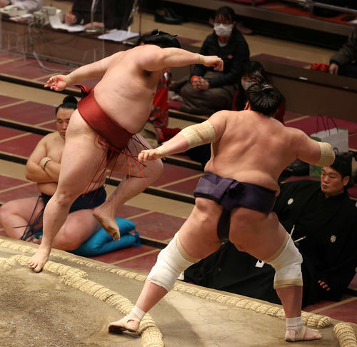 照ノ富士（右）の足が隆の勝よりも先に出る（撮影・河野匠）