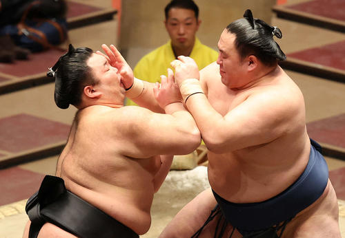 玉鷲（右）の攻めに耐える朝乃山（撮影・河野匠）