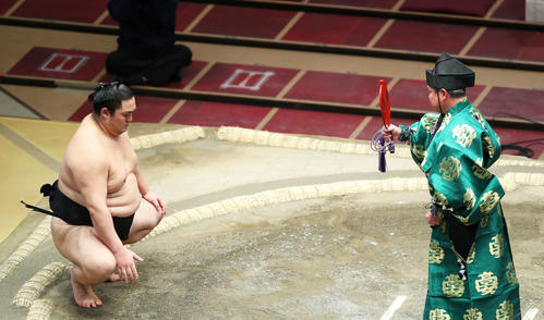 貴景勝が休場のため、隠岐の海の不戦勝（撮影・河田真司）