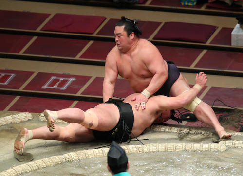 照強（左）に押し出しで敗れる妙義龍（撮影・河田真司）