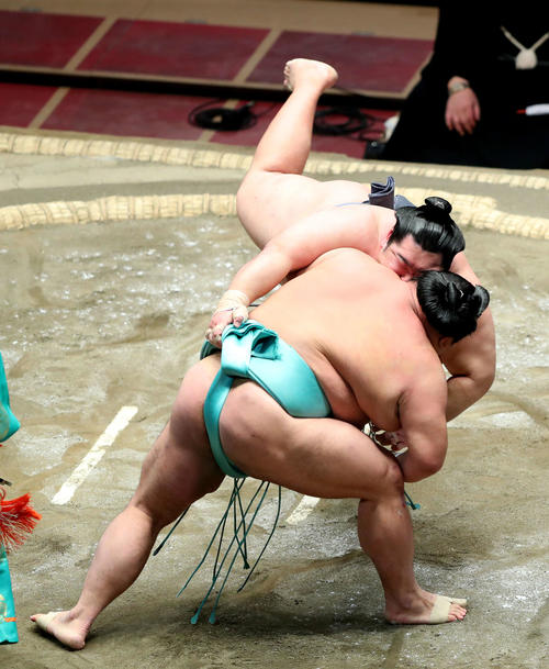徳勝龍（奥）を下手投げで破る天空海（撮影・河田真司）