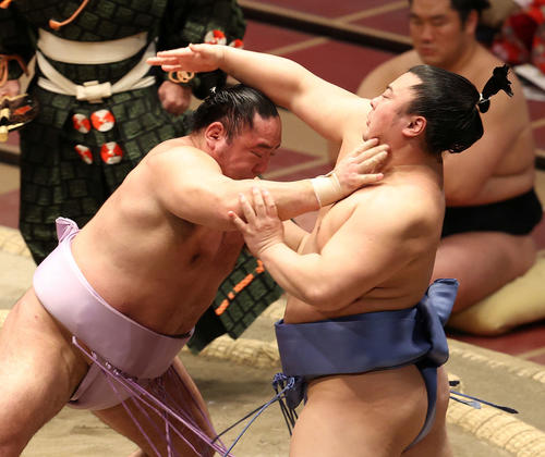 翔猿（右）を突っ張る琴恵光（撮影・河野匠）