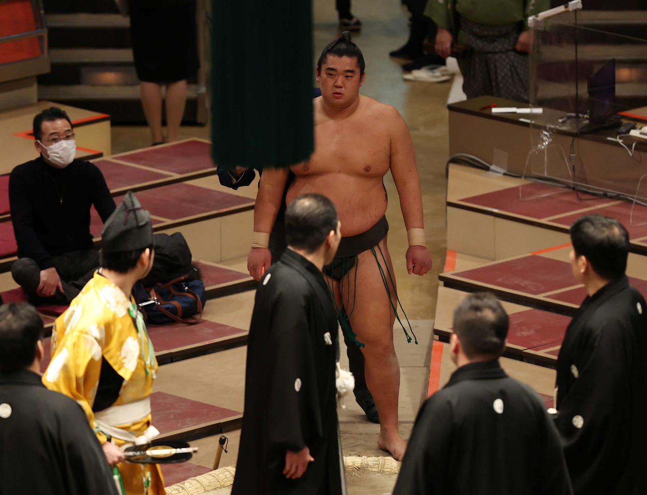 朝玉勢との最初の立ち合いでフラフラになった湘南乃海（後方）だが心配する審判団に向かってすっと立って見せた（撮影・河野匠）
