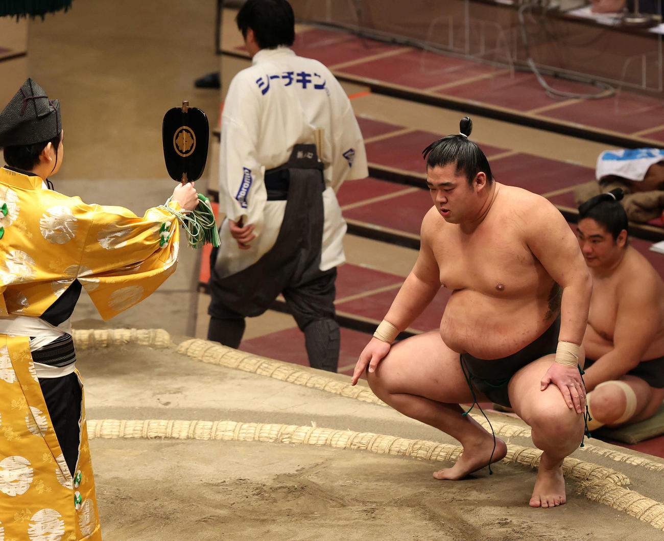 朝玉勢との最初の立ち合いでフラフラになった湘南乃海だが勝利で終えた（撮影・河野匠）