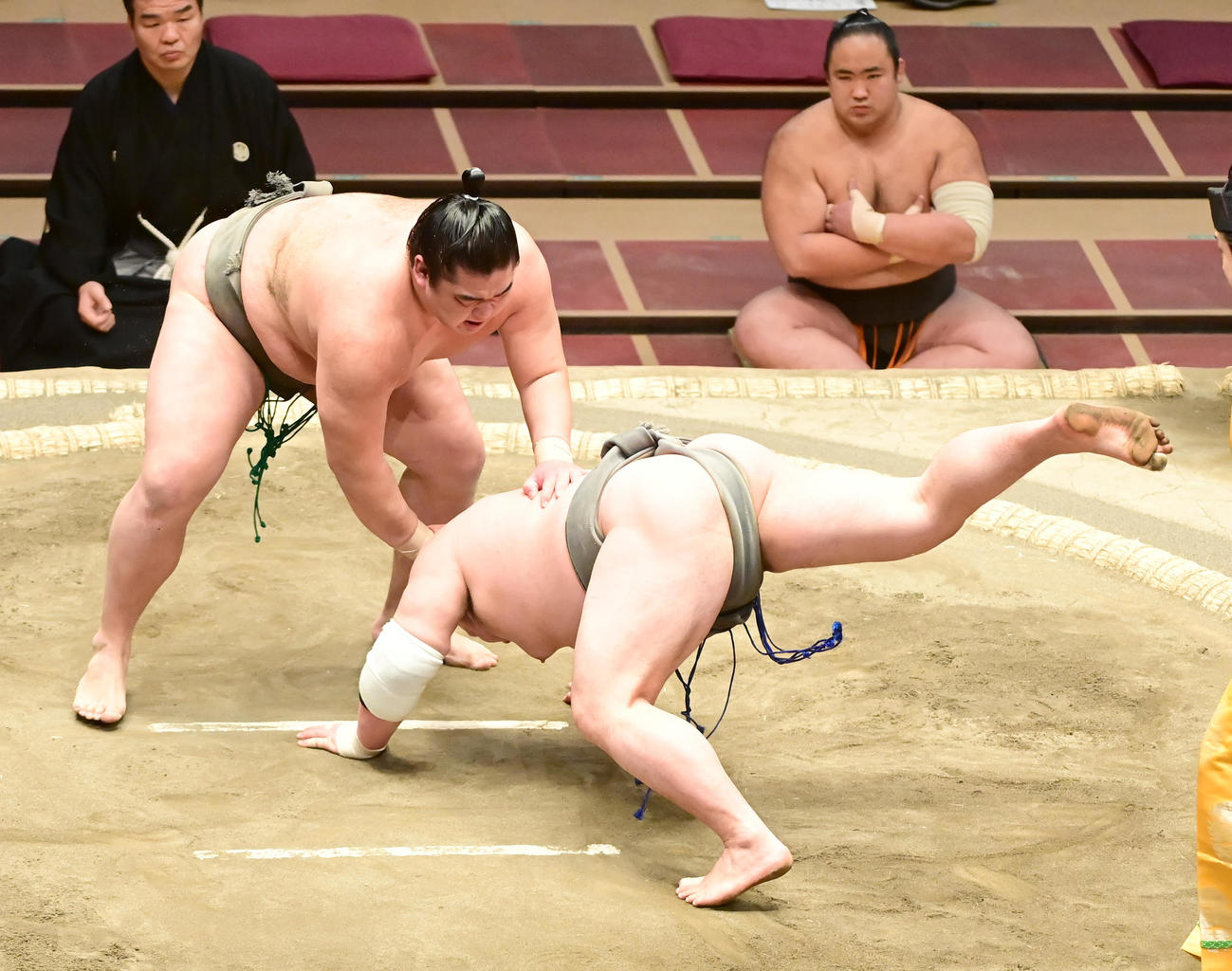 湘南之海（左）は朝玉勢をはたき込みで破る（撮影・小沢裕）