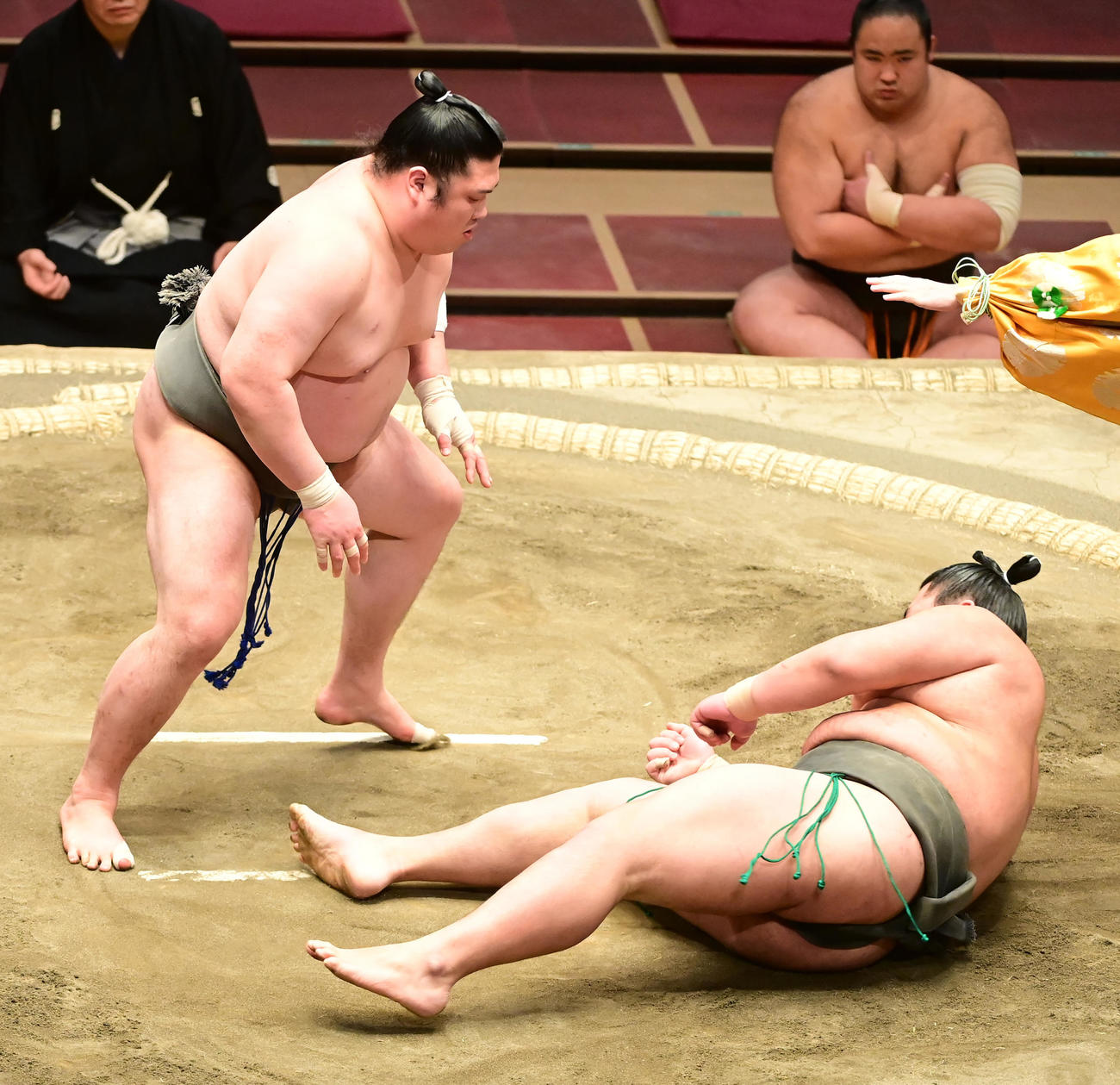朝玉勢（左）と頭突きとなった湘南之海は脳振とうで倒れる（撮影・小沢裕）